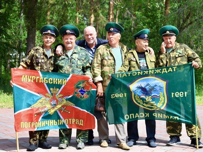 Бывшие сослуживцы с гордостью разворачивали свои знамёна | Источник: Михаил Шилкин