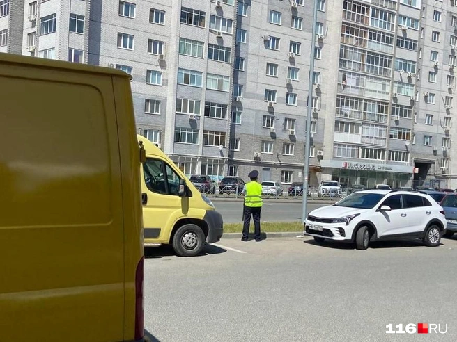 Сотрудников можно встретить даже во дворах | Источник: Руфина Калимуллина / 116.RU