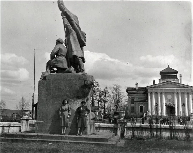 Памятник Борцам революции появился в Иркутске в 1940 году. Сейчас на его месте&nbsp;— «чехол» из фанеры, который установили в 2017-м | Источник: Наталия Магер / pastvu.com