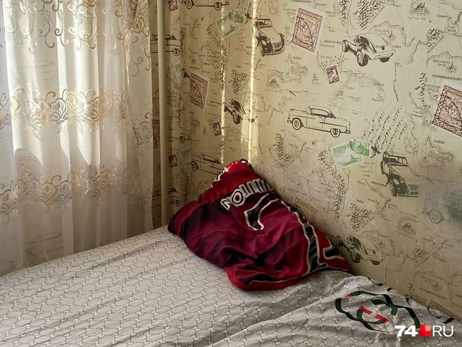 Вот комната, где погиб Данил. Диван, куда он прилег, рядом с окном и батареей  | Источник: Ольга Козлова 