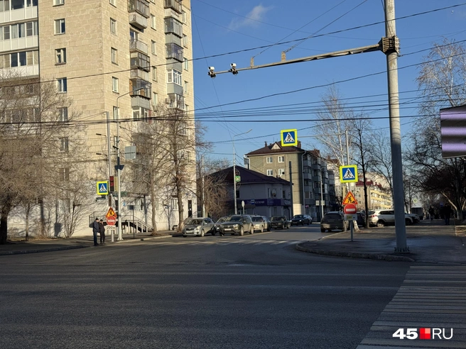 На перекрестке Гоголя&nbsp;— Пролетарская установлены знаки, предупреждающие о ремонте и закрытом участке | Источник: Юлия Король / 45.RU