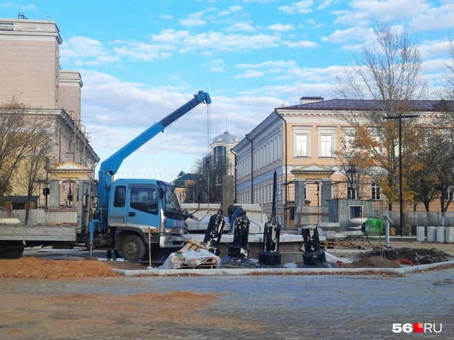 Монтаж пьедестала памятника Ленину продолжается | Источник: Анастасия Баринова / 56.RU