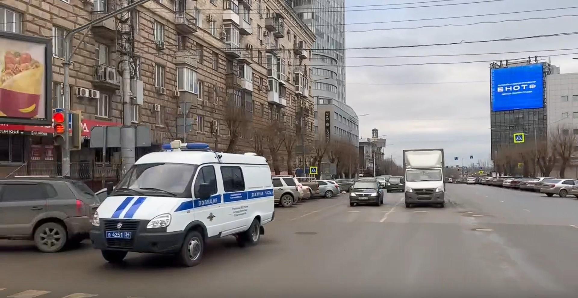 На опасном переходе в центре Волгограда пешеход подрезал электробус и сбежал