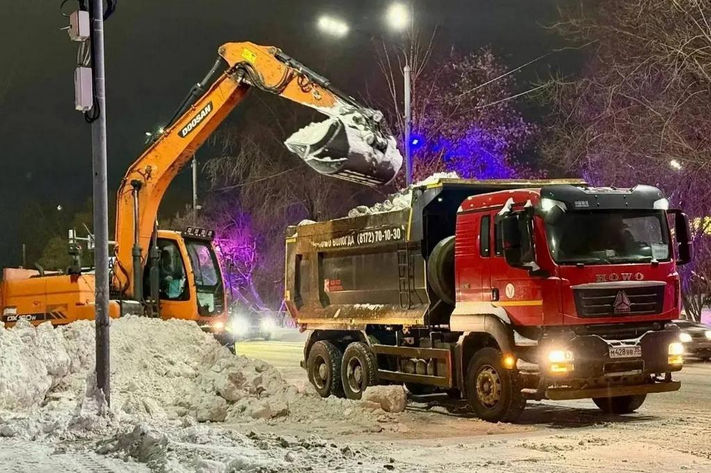 Более 80 машин убирали снег в Череповце ночью