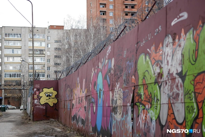 На Каштаке любят делать граффити, поэтому прохожим машет звездочка | Источник: Варвара Фролова / NGS70.RU