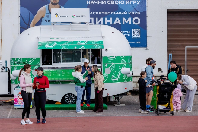 В зоне финишного городка была организована работа брендированного фудтрака | Источник: Дмитрий Сагитов