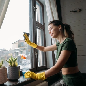 В какое время суток нужно мыть окна, чтобы избежать разводов — совет от эксперта по уборке