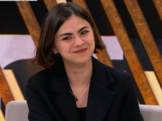 Мать рожала детей и сдавала их в интернат: двое братьев впервые встретились с сестрой в эфире