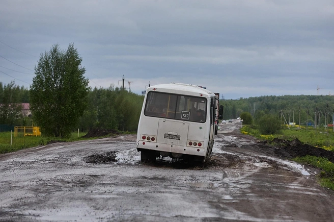 Местные жители боятся, что если им понадобится помощь пожарных или медиков, их машины проехать не смогут | Источник: Александр Ощепков / NGS.RU