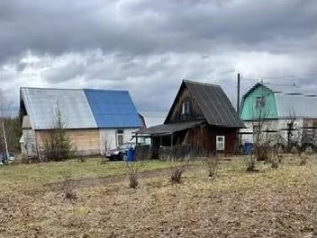 Рядом с дачей стоят такие же домики | Источник: avito.ru