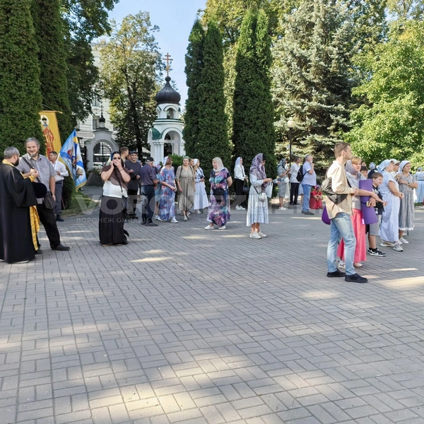 Паломники начали собираться у Благовещенского собора еще до 9 часов утра | Источник: Андрей Пашинский / Voronezh1.ru