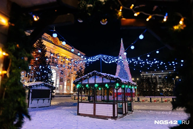 Вскоре откроются и торговые павильоны традиционной Рождественской ярмарки | Источник: Максим Серков / NGS42.RU