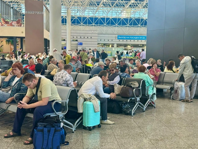 По данным пресс-службы аэропорта в залах ожидания достаточно мест | Источник: aeroaer/t.me