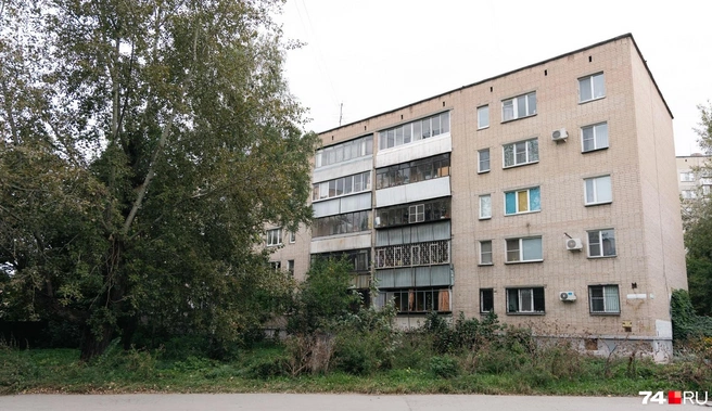 Возле дома был палисадник, который со временем превратился в мусоросборник | Источник: Наталья Лапцевич