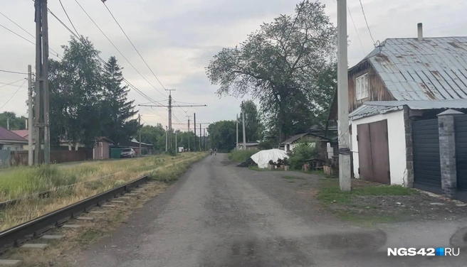 После убийства многие подростки приезжают на место и рассматривают, как теперь на кладбище работают следователи  | Источник: Лера Городецкая / NGS42.RU