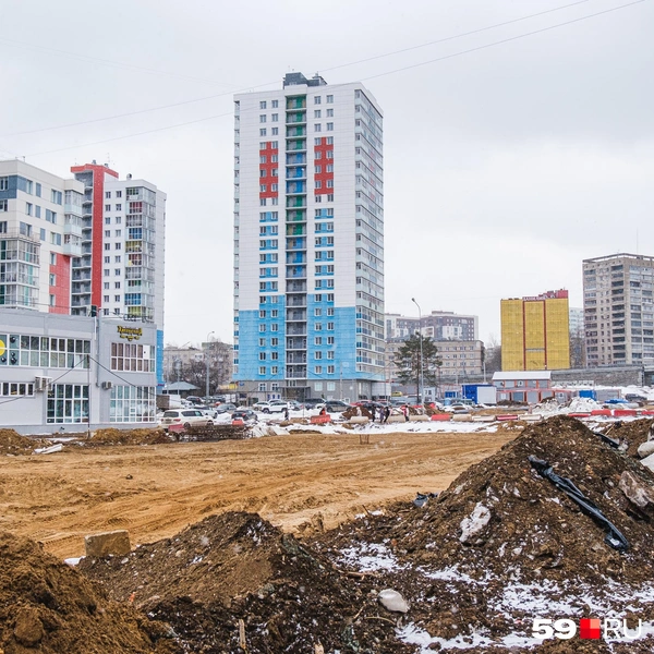 Поле для будущей стройплощадки выглядит готовым, но основное строительство здесь ещё не началось | Источник: Тимофей Калмаков / 59.RU