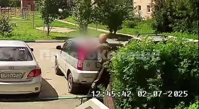 Всё произошло днем во дворе жилого дома на улице Жданова | Источник: Копейск | О Личном / Vk.com