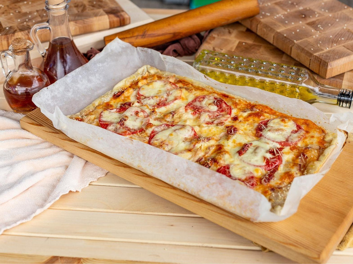 Рецепт приготовления домашней пиццы на тонком тесте?