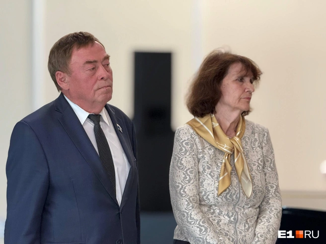 Директор школы искусств Елена Бартновская провела экскурсию для депутата Заксобрания Валентина Лаппо. | Источник: E1.RU