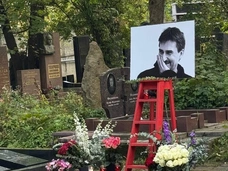 Юрия Бутусова хоронят в Москве спустя полтора месяца после смерти — онлайн-трансляция