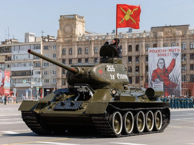 Волгоградский Парад Победы: Т-34, Ан-2 и новая техника | Источник: Алексей Волхонский / V1.RU