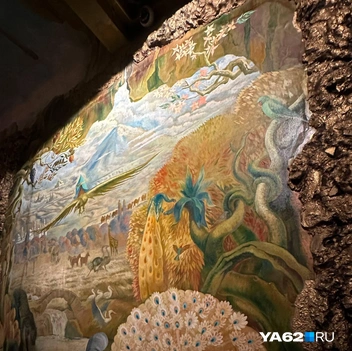 Стены и потолки очень красиво тематически расписаны | Источник: Виктория Улитова / YA62.RU