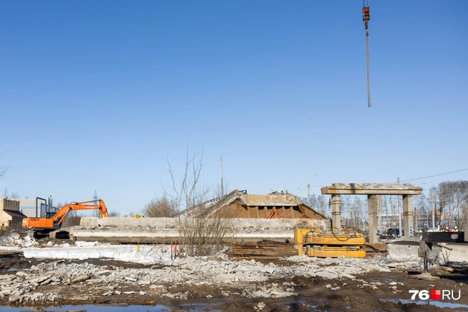 Рабочие разобрали большую часть путепровода