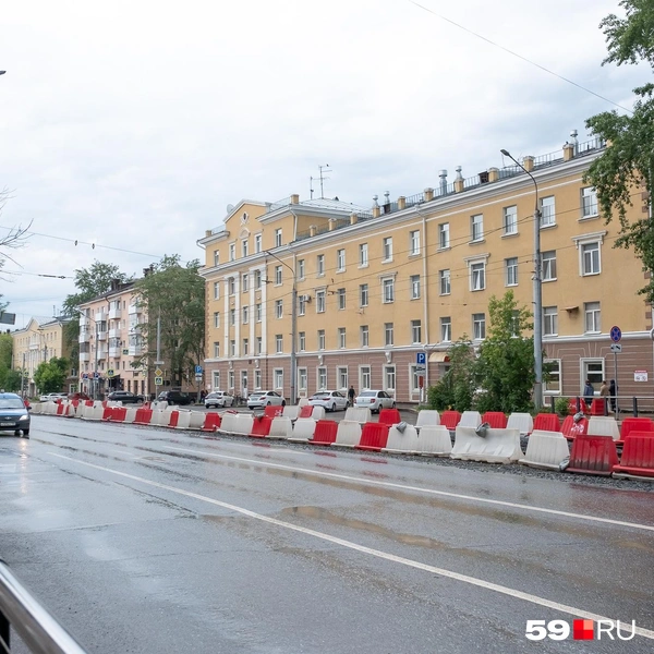 Вдоль путей выставлены временные белые и красные ограждения | Источник: Василина Любимова / 59.RU