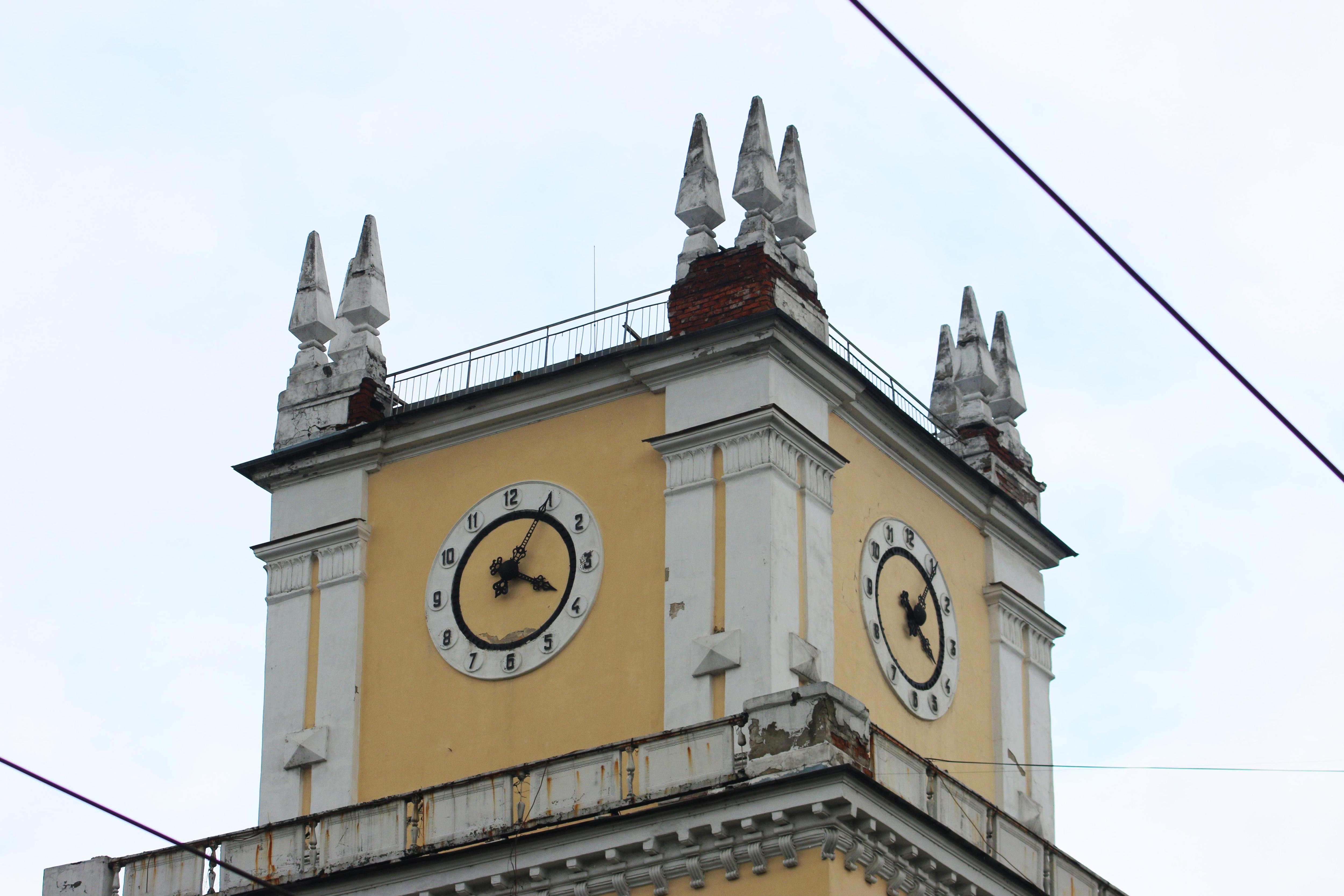 В доме на улице Ленина, 43 башня не только для красоты — в ней находятся механизмы часов, которые реально работают и показывают правильное время | Источник: Игорь Епифанцев / NGS42.RU