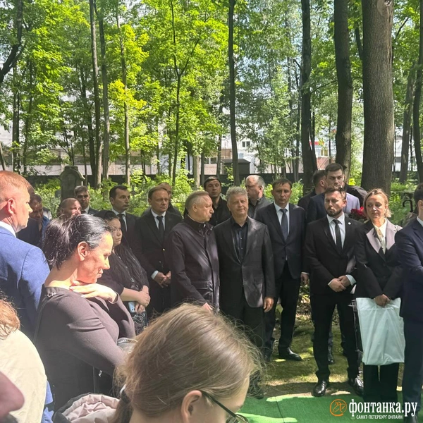 За правым плечом Александра Беглова — замглавы Эрмитажа Сергей Макаров | Источник: Ксения Клочкова / «Фонтанка.ру»