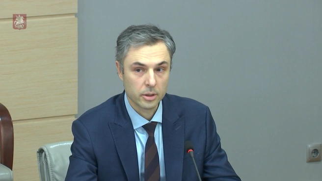 Позицию департамента транспорта представлял начальник правового управления Олег Зайцев и его коллеги | Источник: Московская городская Дума / Rutube.ru