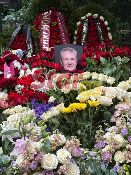 Могила мэтра усыпана цветами