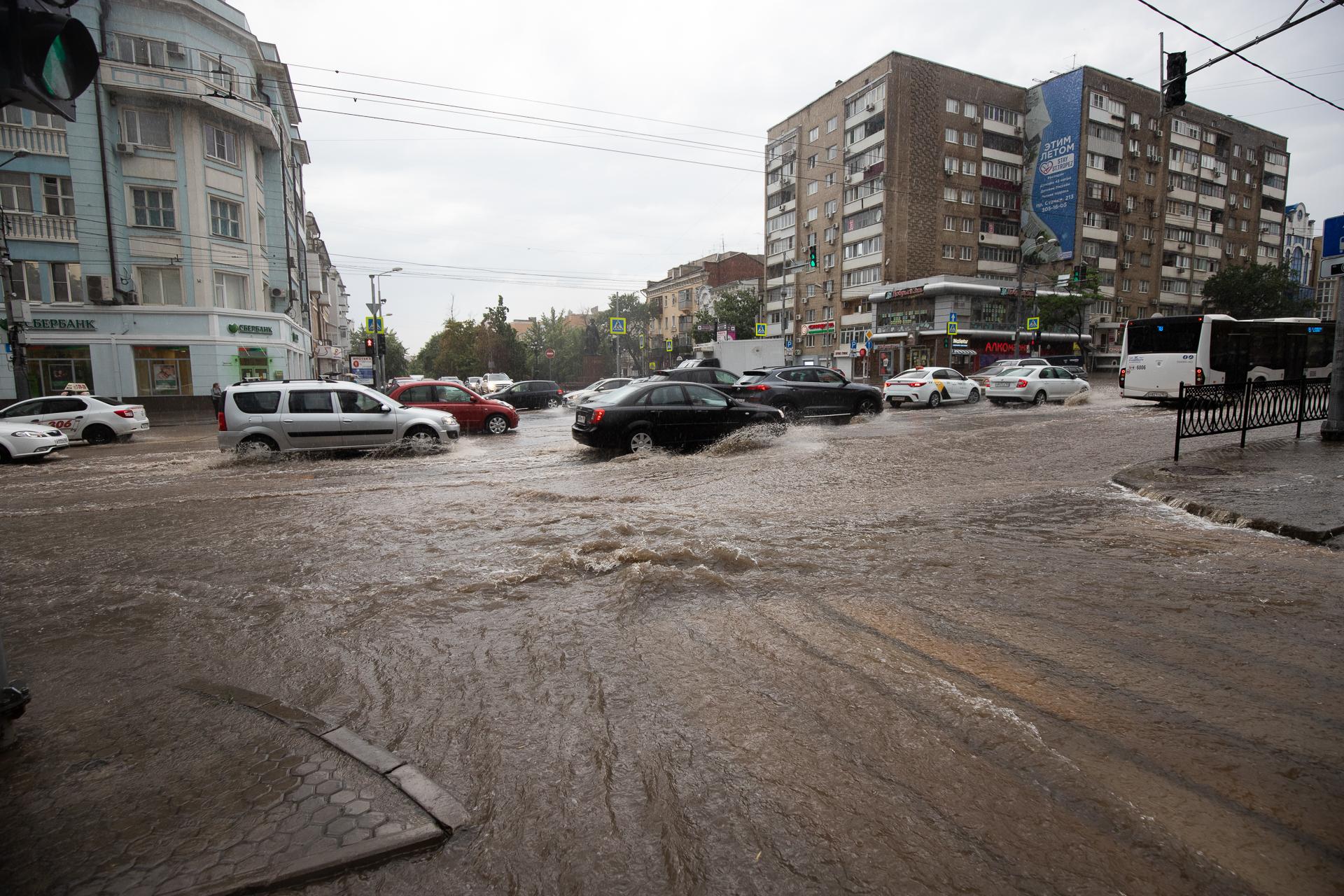 Почему в Ростове всё так плохо с ливневками и город начинает тонуть во  время сильных дождей, что чиновники Ростова говорят о ливневой канализации  и что реально делают - 30 августа 2023 - 161.ру