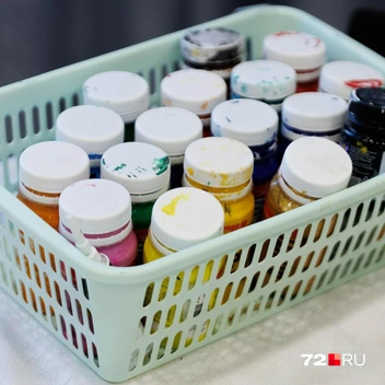 И важно всегда хорошо закрывать крышки красок, иначе засохнут | Источник: Ирина Шарова / 72.RU