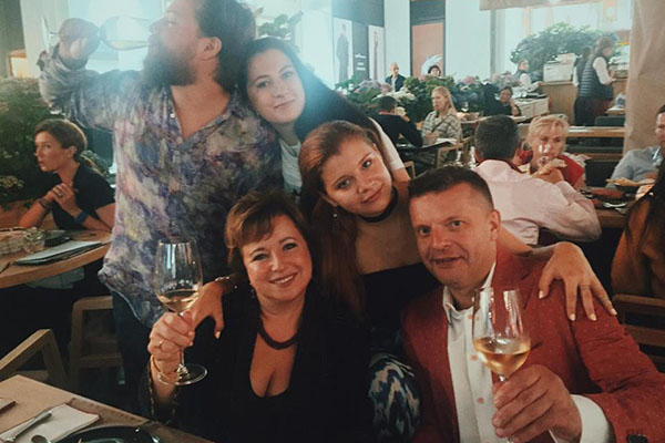 Елена Чекалова и Леонид Парфенов с детьми Машей, Иваном и невесткой Марией