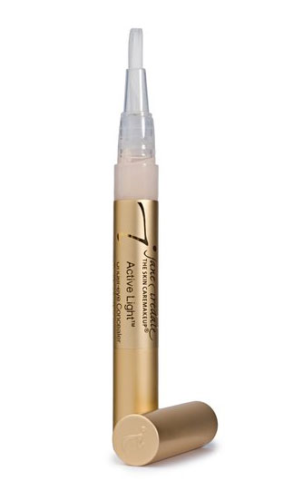 Консилер Active Light, Jane Iredale. Ингредиенты способствуют устранению припухлостей век, убирают темные круги под глазами. Масло авокадо и подсолнечника мягко питают деликатную кожу вокруг глаз.