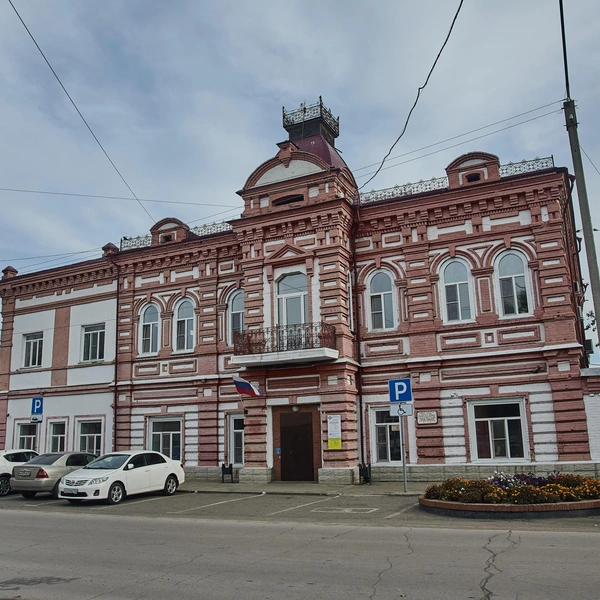 Другие бизнесмены начала прошлого века от Винокурова отставали разве что в масштабах. Например, усадьба купца Андрея Зорина, расположенная все на той же улице Ленина, размерами куда меньше роскошного особняка. Зато в веках этому зданию повезло значительно больше: это&nbsp;— без преувеличения единственное отреставрированное здание во всем Камне-на-Оби (и действительно, нельзя же открывать отделение пенсионного фонда в развалинах). | Источник: Александр Ощепков / NGS.ru