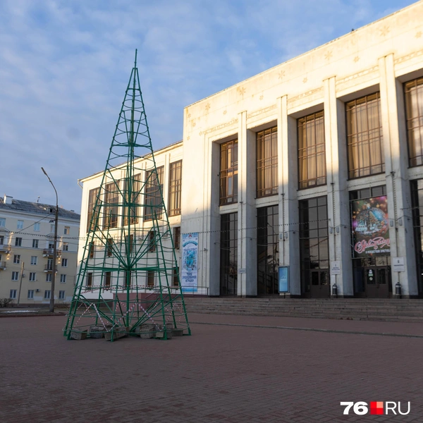 У ДК Добрынина появился каркас елки | Источник: Артем Бауман / 76.RU