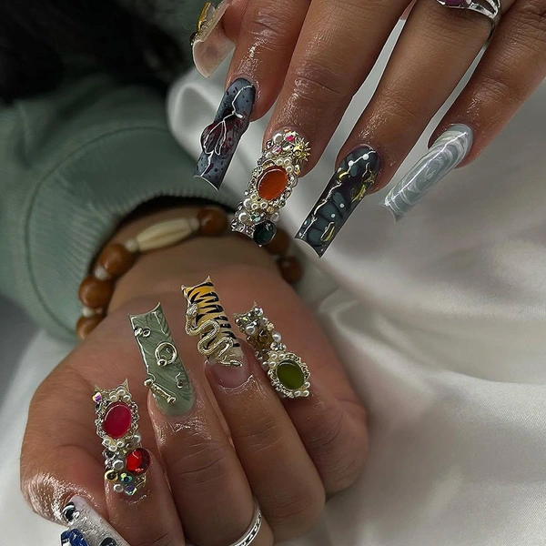 Торжество максимализма: junk nails — самый модный тренд маникюра в 2025 году