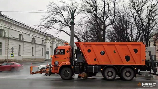 Весенняя уборка стартовала. На дороги Петербурга выехали поливальные машины | Источник: Михаил Огнев / «Фонтанка.ру»