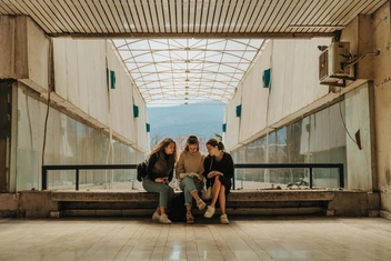 Non/fiction №24: почувствовать весну и окунуться в океан новинок «Бомборы»