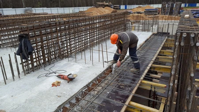 Вследствие нарушений на 40-летнего строителя обрушились щиты опалубки | Источник: nk-tv.com