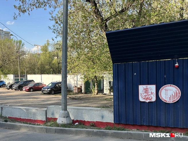 Перед гаражами забор от Градостроительного комплекса Москвы | Источник: Андрей Кузнецов / MSK1.RU