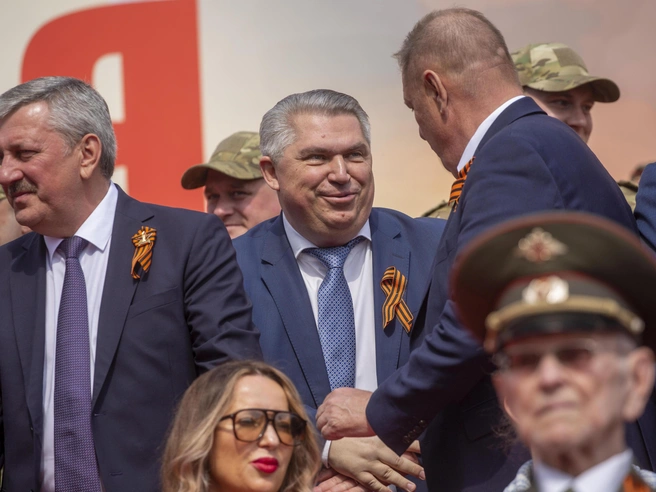 Места на трибуне парада Победы — не только статус, но и возможность выразить уважение сенатору Николаю Семисотову. | Источник: Константин Завриков / V1.RU