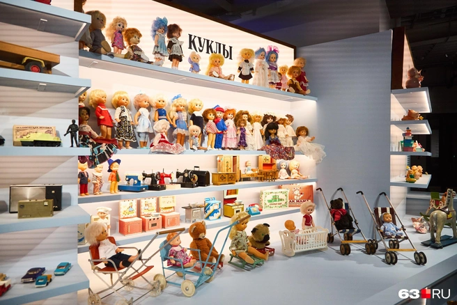 Экспозицию оформили в виде витрины игрушечного магазина | Источник: Роман Данилкин / 63.RU