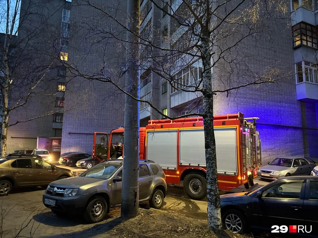 После восьми вечера у дома была замечена одна пожарная машина | Источник: Валерия Богатырёва / 29.RU