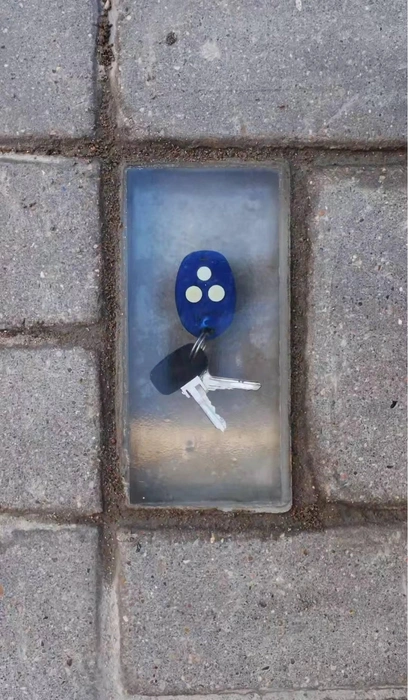 Вероятно, это ключи от первой машины художника | Источник: алешаааа / T.me