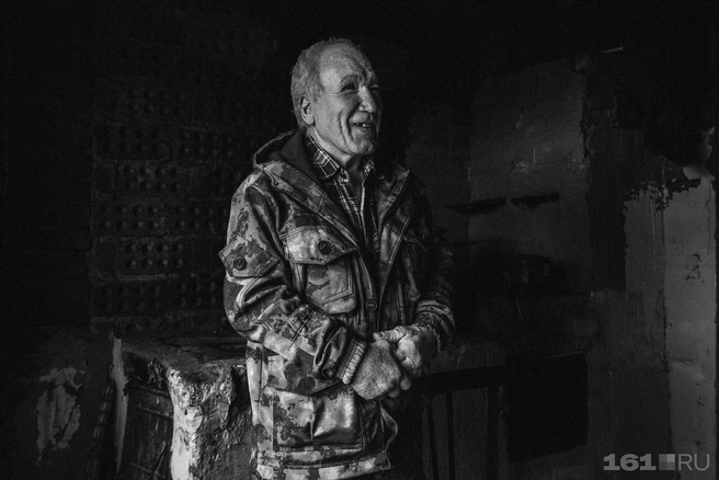 Дед Витя сам заготавливает запасы на зиму | Источник: Евгений Вдовин / 161.RU