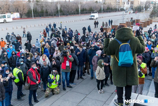 К концу митинга Елена решила прервать общее молчание на акции | Источник: Артём Ленц / NGS24.RU