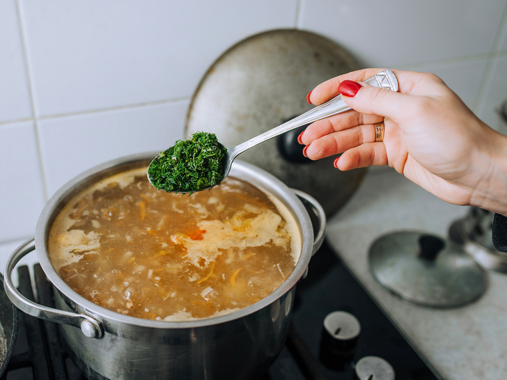 Вкус будет испорчен: 9 ингредиентов супа, которые можно добавлять только в конце готовки (но вы делаете наоборот)